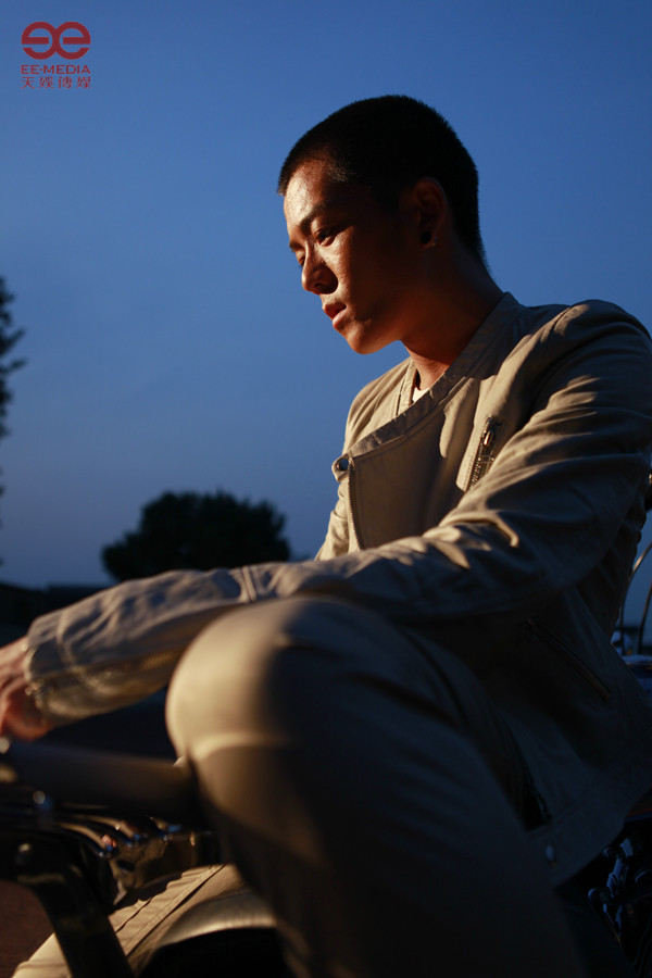 王栎鑫主打歌暴走mv首播发自内心的暴走宣言