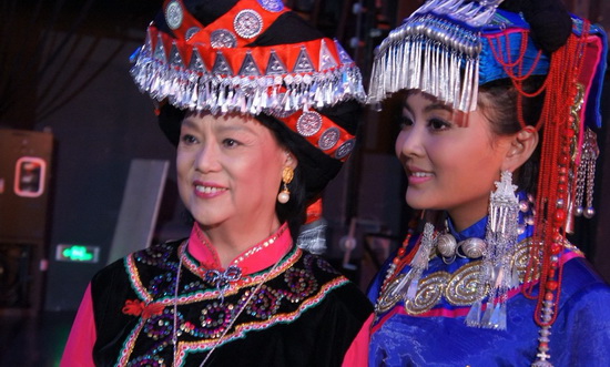 阿鲁阿卓盛装高歌情深谊长重温经典唱红歌