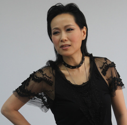 以《新白娘子传奇》中许仙一角深入人心的叶童,此次将模仿老友梅艳芳