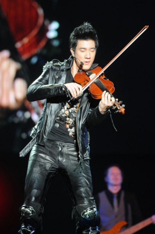 王力宏深情拉小提琴