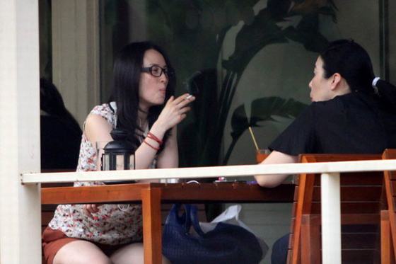 女星豪放抽烟照组图