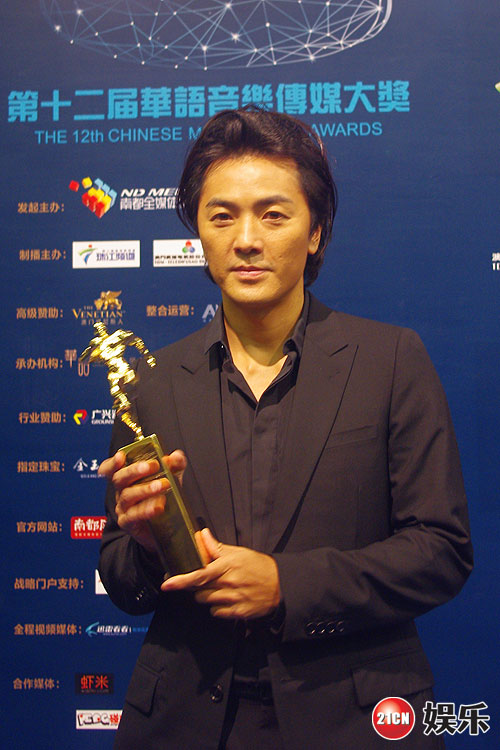 郑伊健夺舞台演绎奖粉丝疯狂否认年底结婚传闻