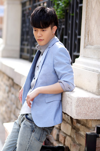 郑国锋首发《角落里的阳光》 筹备mv展精湛演技