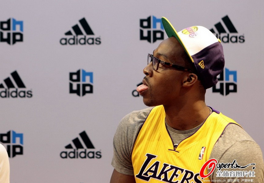 霍华德吐舌头卖萌2012年8月28日,上海,霍华德身披湖人紫金战袍亮相,与