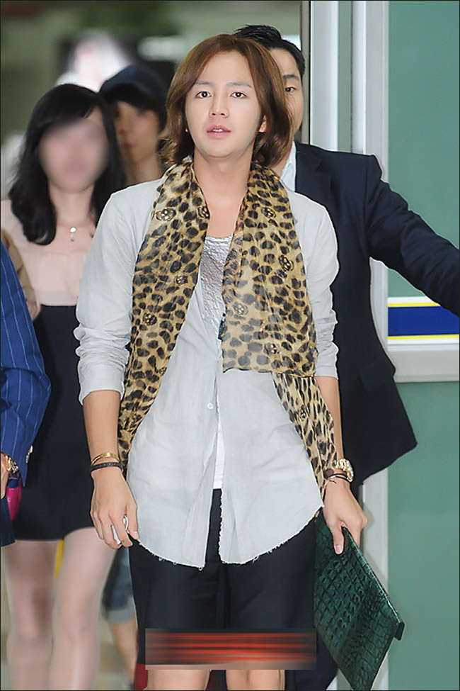 张根硕素颜现机场心情未受爆粗影响高清组图