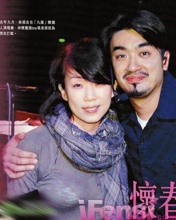 男友兼御用鼓手恭硕良名正言顺随行,更带同家人撑女友场