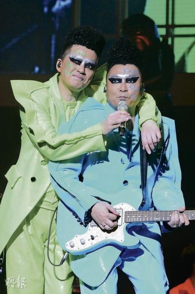 黄耀明(左)跟刘以达(右)用颜料在面上写上"free pussy riot",要求释放