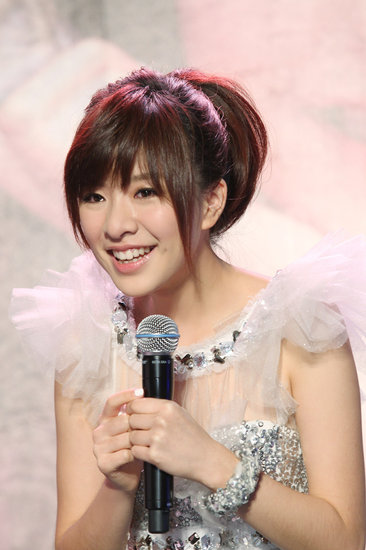 关诗敏关在家台湾发片陶喆亲献88朵玫瑰