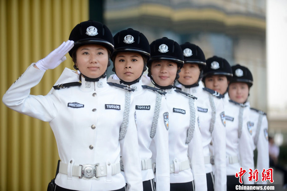 身着新款白色警服,以崭新面貌正式亮相在扬州世界运河博览会主会场