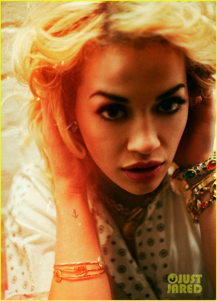 ritaora全新写真曝光绚丽色彩舌舔棒棒糖秀性感