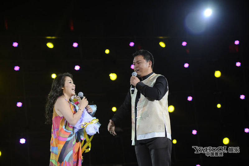 日前,山西籍民歌手,"中国西部歌王"高保利在山西大同古都举办了第一场