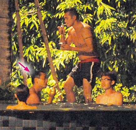 吴卓羲泳池戏人妻梁靖琪 多男一女场面火辣(图)