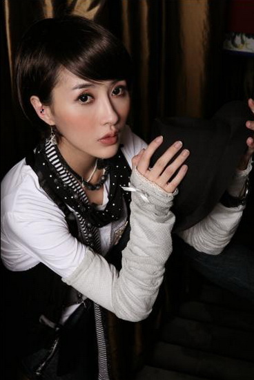 惊艳亮相"秒杀"粉丝 李羲儿百变造型得到认可