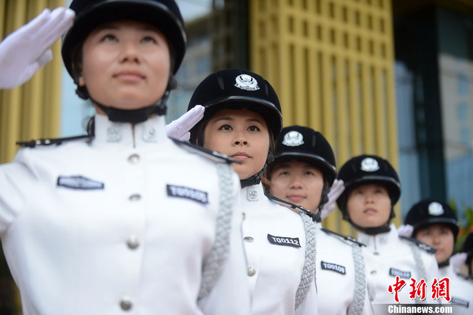 备受关注的扬州市女子特勤队的80后"警花"换新装,身着新款白色警服,以