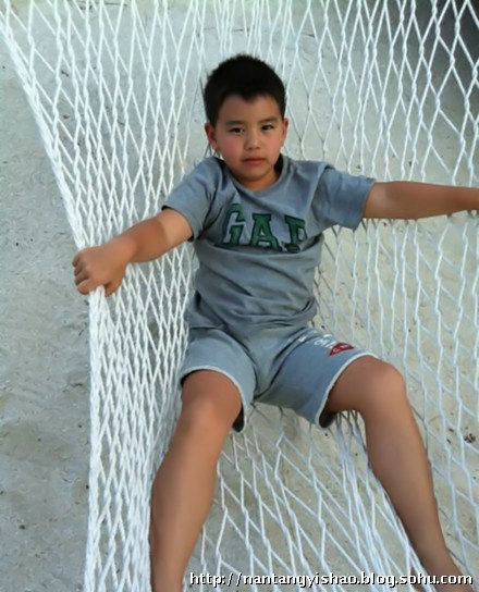 42岁雪姨王琳儿子曝光8岁小正太调皮捣蛋