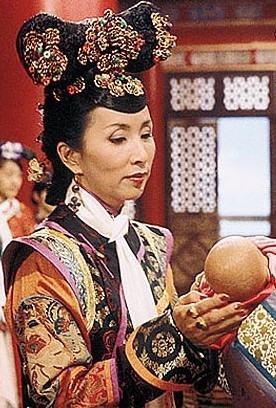 女星产子生父成谜金枝欲孽皇后私生子曝光