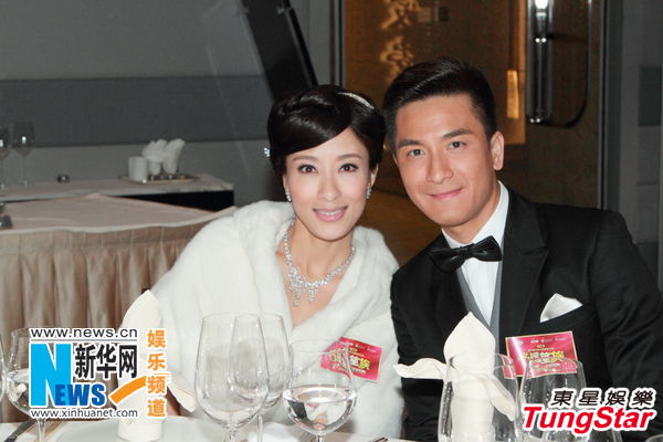 杨怡华丽造型现身舞会 刘松仁获众美女围绕(图)