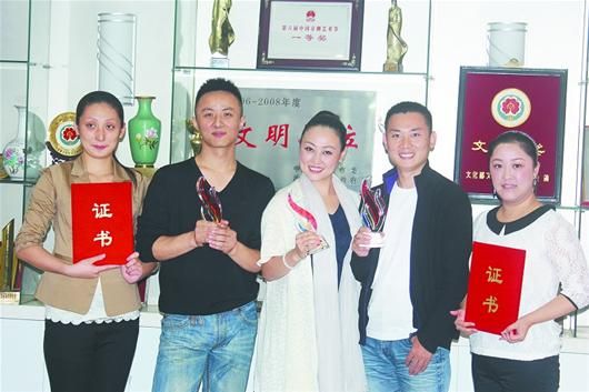 从左至右分别为潘欣,唐恺,万晓慧,王铭,陈晓霞.