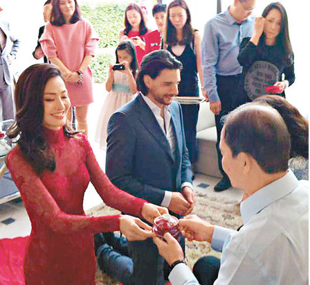 名模结婚跪地敬茶.据香港媒体报道,名模周汶?