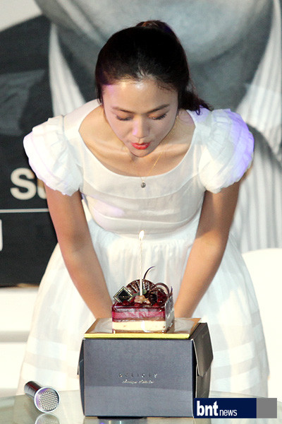 汤唯釜山收生日蛋糕白裙许愿一副小清新
