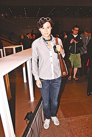 赵式芝展示设计作品曾送画作给父亲