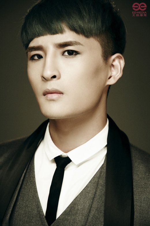 至上励合曝单人宣传照为达完美状态高强度健身