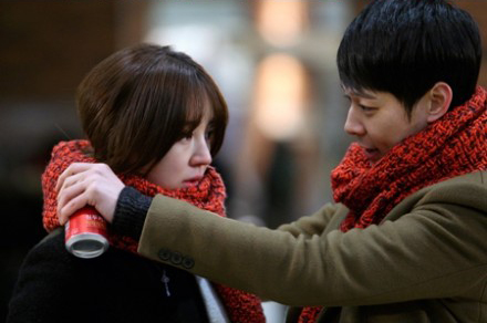 韩剧《想你》圣诞热拍 朴有天尹恩惠情侣围巾亮相