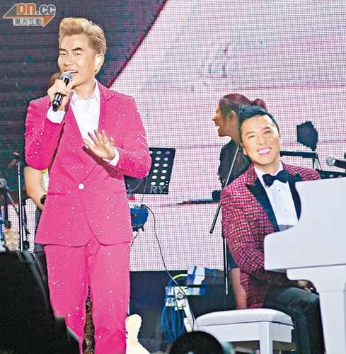 甄子丹(右)在台上秀琴技,更当众逼婚,令任贤齐措手不及.