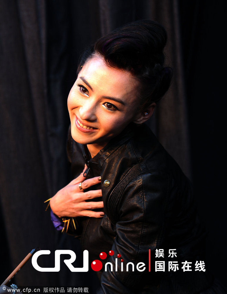 张柏芝寒风中摆pose皮肤粗糙手暴青筋获老外贴身护花