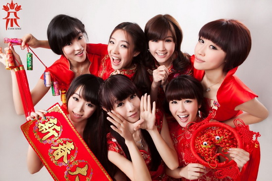 组合七朵出炉了一组贺岁写真,照片中的七朵成员身穿中国传统红色旗袍