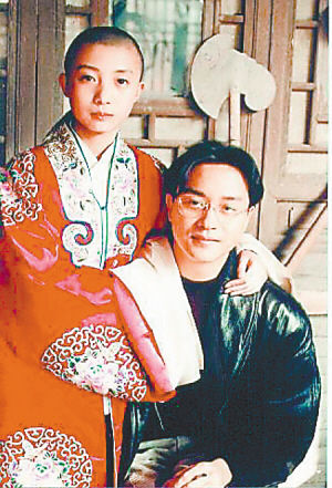 "小豆子"扮演者尹治和张国荣合影旧照