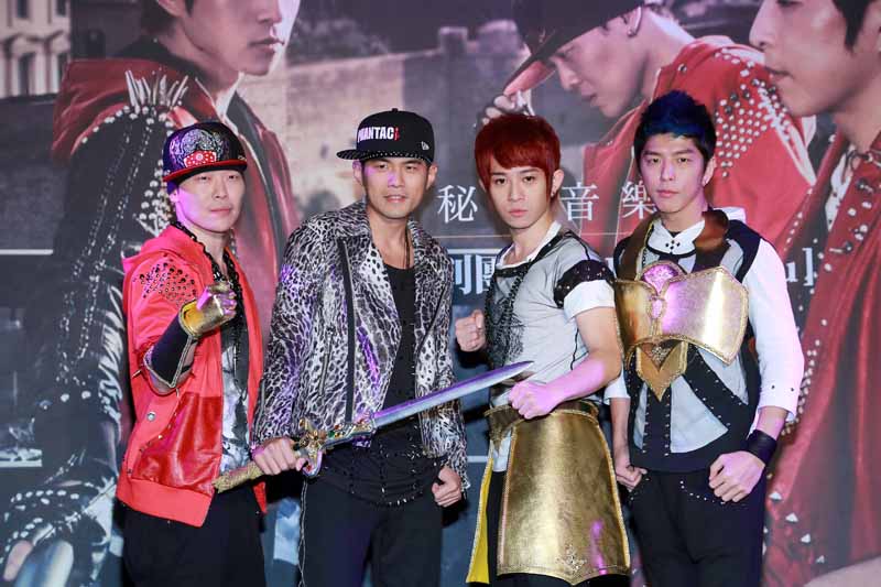 上前"痞克四"贝斯手所组成的2012年压轴最强三人组合"小宇宙"正式诞生