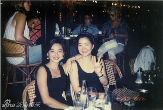 邓丽君60冥寿蜡像换装曝邓丽君与明星合影图