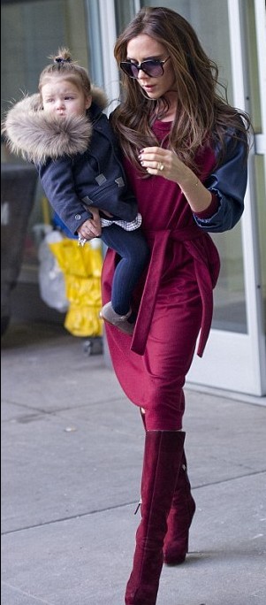 贝嫂单手抱女秀巨钻 小七嘟嘴冲镜头卖萌