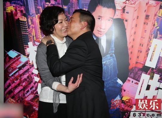 杜汶泽香港开show妻子田蕊妮助阵二人当众热吻