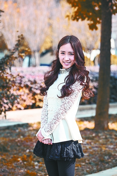 江城搜美身边美女洪晶晶走在红毯那一天