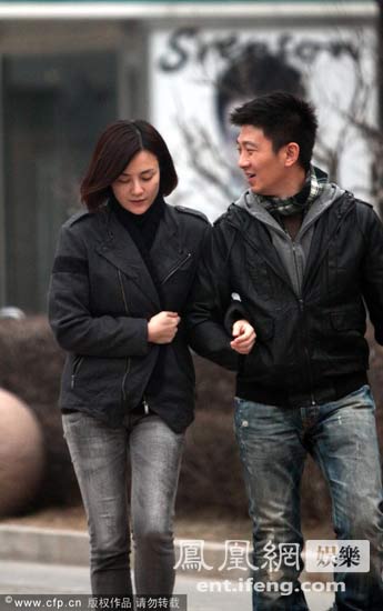 刘孜与地产大亨老公杨泓逛街被拍图