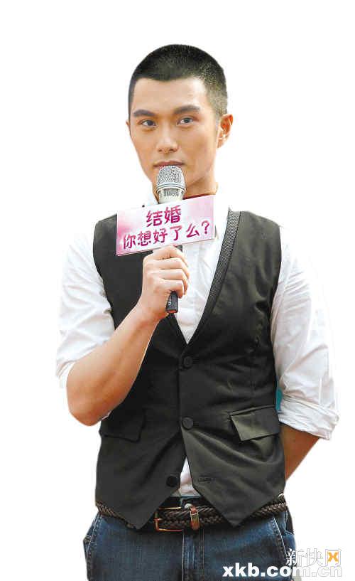 称为"少侠"的沈泰前日亮相《结婚,你想好了么》北京发布会,主演马丹旎