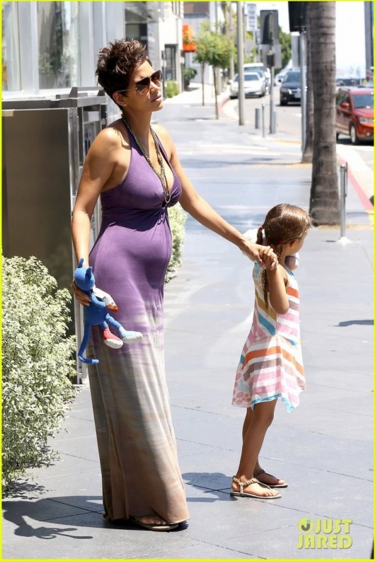 马丁内兹(olivier  martinez)带着女儿外出过母亲节.