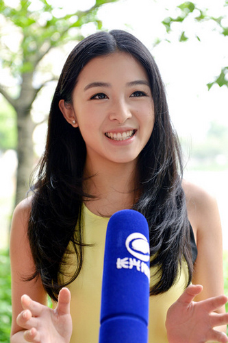 张含韵高调现身杭州电影初恋未满高调回归