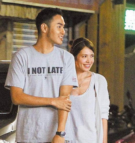 阮经天亲自喂女友吃饭当众爱抚秀恩爱图