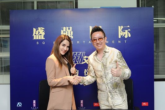 艾菲和老板握手